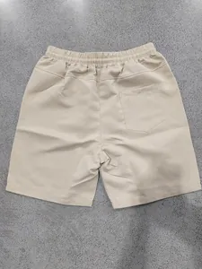 Vue arrière détaillée d'un short décontracté beige pour homme avec taille élastique