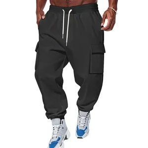 Detailweergave van een zware zwarte cargo-joggingbroek voor heren in Amerikaanse stijl