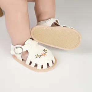 Sandali bianchi per neonata con ricamo floreale e suole antiscivolo per i primi passi