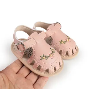 Vista dettagliata dei sandali rosa per bambine con ricamo floreale e fibbia in metallo
