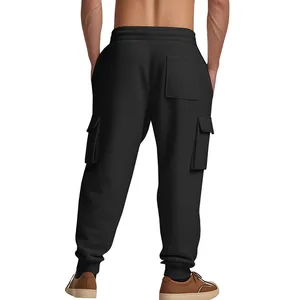 Achteraanzicht van zwarte zware cargo joggingbroek met zakken en boorden