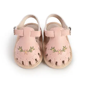 Sandali rosa per neonati con eleganti ricami floreali per i primi passi delle bambine