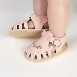 Vista dettagliata dei sandali rosa per neonata con ricami floreali e fori traspiranti
