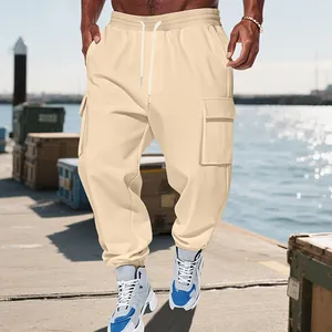 Detailopname van de beige cargo joggingbroek voor heren met meerdere zakken en zware stof
