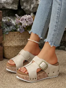 Detail van beige dames sandalen met plateauzool en sleehak met verstelbare gespband