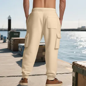 Gedetailleerd achteraanzicht van zware beige heren cargobroek met meerdere zakken en boorden.