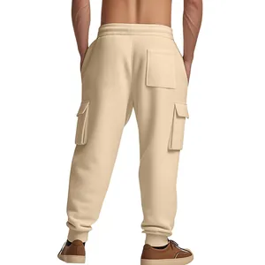 Achteraanzicht van beige heren cargo joggingbroek met zakken en geribde boorden.