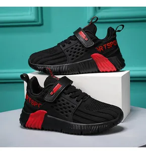 Nahaufnahme der leichten schwarzen atmungsaktiven Mesh-Sportschuhe für Jungen mit roten Akzenten