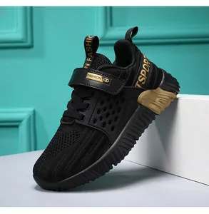 Detailansicht schwarzer atmungsaktiver Laufschuh für Jungen mit goldenen Akzenten