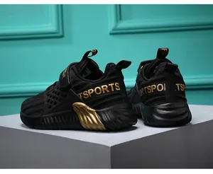 Nahaufnahme schwarzer atmungsaktiver Kinder-Laufschuhe mit goldenen Akzenten