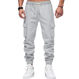 Detailweergave van grijze zware cargo joggingbroek voor heren met handige zakken