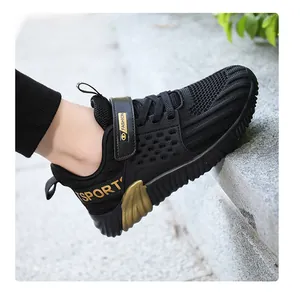 Detailansicht der atmungsaktiven schwarzen Laufschuhe für Jungen mit goldenem Flügeldesign