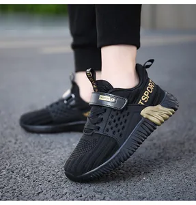 Nahaufnahme von schwarzen Mesh-Laufschuhen für Jungen mit goldenen Details