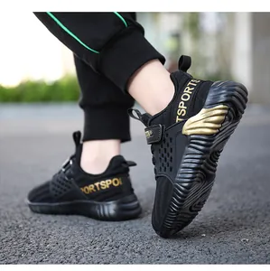 Detailansicht der schwarzen Jungen-Laufschuhe aus Mesh mit goldenen Flügel-Akzenten
