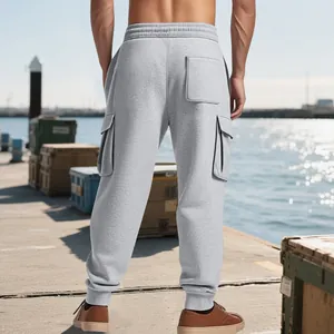 Achteraanzicht grijze zware cargo joggingbroek voor heren met zakken