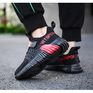 Detailansicht der atmungsaktiven schwarzen Jungen-Laufschuhe mit rotem Flügeldesign