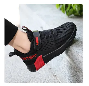 Detailansicht der atmungsaktiven schwarzen Mesh-Laufschuhe für Jungen mit roten Akzenten