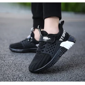 Nahaufnahme der schwarzen, atmungsaktiven Jungen-Laufschuhe mit rutschfester Sohle