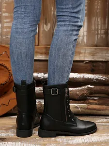 Detailansicht stylischer schwarzer Damen-Stiefel mit seitlicher Schnalle und Reißverschluss