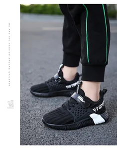 Atmungsaktive schwarze Mesh-Laufschuhe für Jungen mit einem verstellbaren Klettverschluss