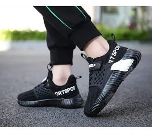 Nahaufnahme schwarzer atmungsaktiver Mesh-Laufschuhe für Jungen mit rutschfesten Sohlen