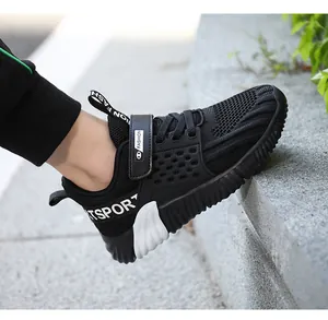Nahaufnahme eines schwarzen, atmungsaktiven Mesh-Sneakers für Jungen mit Klettverschluss