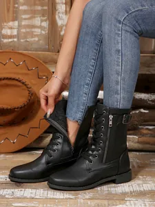 Nahaufnahme schwarzer mittelhoher Damenstiefel mit Reißverschluss und warmem Innenfutter