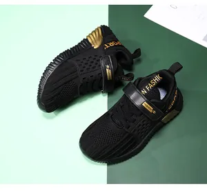 Detailansicht von atmungsaktiven Mesh-Laufschuhen für Jungen in Schwarz und Gold