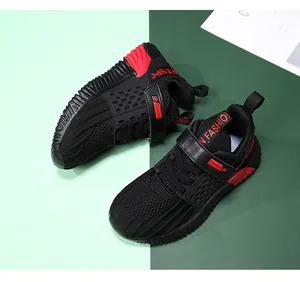 Detailansicht von atmungsaktiven Kinder-Laufschuhen in schwarz-roter Farbkombination
