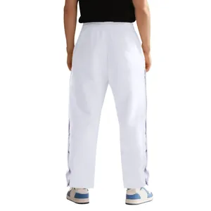 Vista trasera de los pantalones de baloncesto hip hop blancos pesados con botones de presión laterales