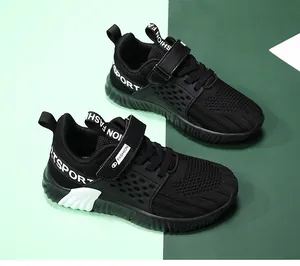Detail der schwarzen atmungsaktiven Mesh-Sneaker für Jungen mit Klettverschluss