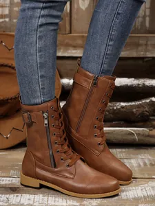 Detailansicht brauner mittelhoher Schnürstiefel mit Reißverschluss und Schnalle
