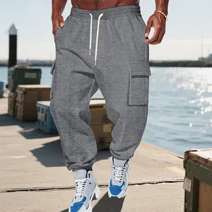 Detail van grijze cargo joggingbroek voor heren met meerdere zakken en trekkoord