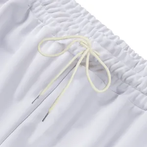 Detalle del pantalón de chándal blanco con cintura elástica y cordón ajustable