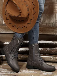 Modische graue mittelhohe Martin Boots mit Seitenreißverschluss und Schnallendetail