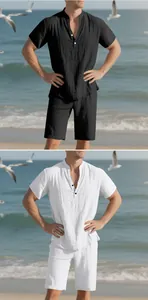 Completo estivo da uomo in lino con camicia Henley e pantaloncini in nero e bianco.