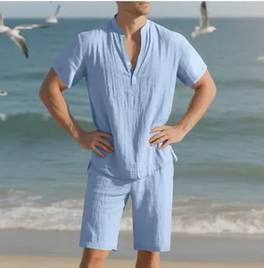 Dettaglio completo uomo camicia Henley e pantaloncini in lino celeste sulla spiaggia