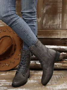 Detailansicht grauer mittelhoher Damenstiefel mit Schnürung und seitlichem Reißverschluss
