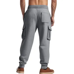 Gedetailleerd achteraanzicht van grijze zware cargo joggers met functionele zakken detail