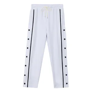 Vista frontal de pantalones de chándal hip-hop blancos con botones de presión negros