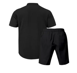 Vista posteriore di un completo da uomo con camicia Henley in lino nero e pantaloncini