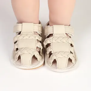 Vista detallada de las sandalias de verano trenzadas beige para bebés en cuero sintético