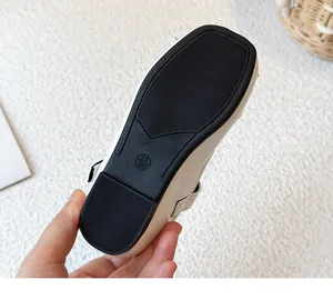 Nahaufnahme der strapazierfähigen rutschfesten schwarzen Sohle dieser weißen Prinzessinnenschuhe.