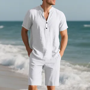 Set estivo da uomo in lino bianco, camicia Henley ampia e pantaloncini per spiaggia e vacanze