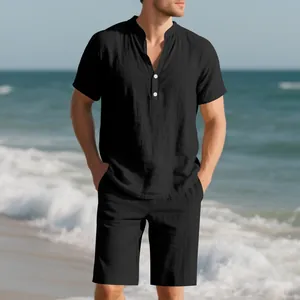 Completo estivo da uomo in lino nero con camicia Henley e pantaloncini coordinati