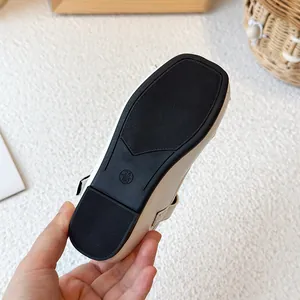 Vue de dessous de ballerines blanches pour filles avec semelle en caoutchouc antidérapante