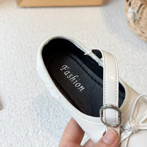 Chaussures Mary Jane blanches pour filles avec nœud, gros plan sur souliers d'automne