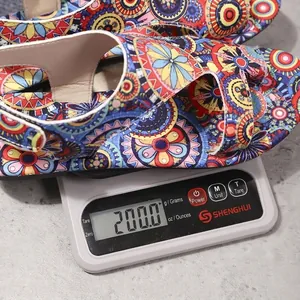 Primer plano que muestra el diseño ligero de sandalias bohemias de flores de 200,0 g