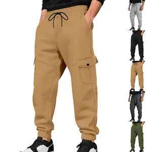 Vista detallada de los pantalones cargo de felpa pesada para hombre en varios colores.