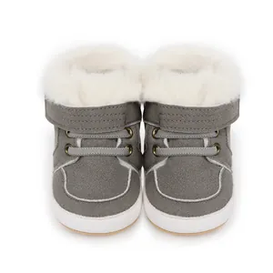 Vista superior de botas de invierno grises para bebé con forro de pelo blanco